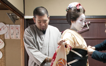 現役男衆による着付け